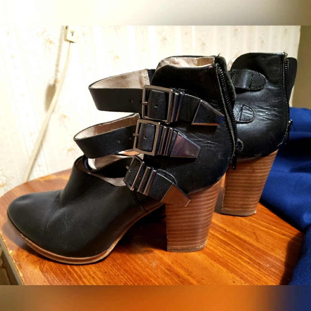 8.5 SEYCHELLES Bootie Scoundrel Black